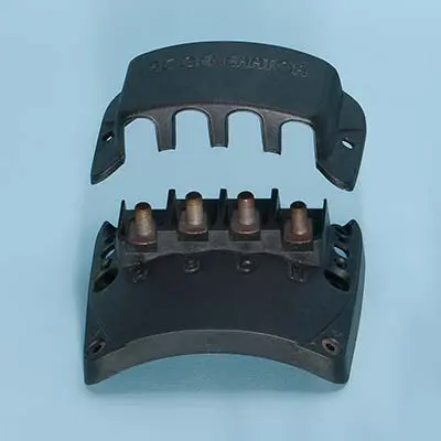 Bornier électrique de connexion avec surmoulage d’inserts en cuivre.