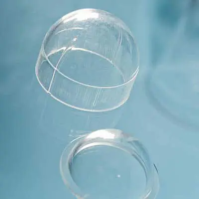 Pièce transparente en polycarbonate ou PMMA.